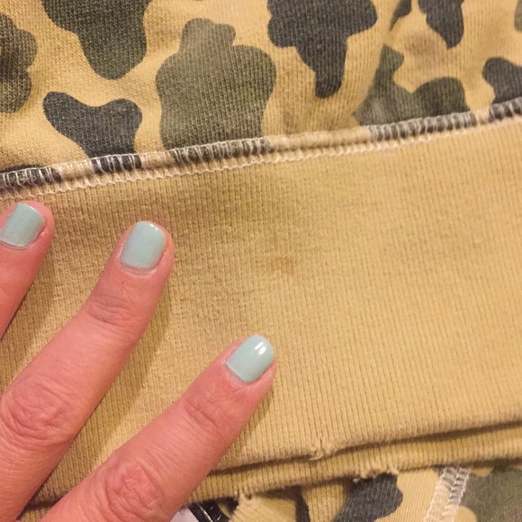 UNDER TWO FLAGS Beat-up crewneck camo sweatshirt - Picture 5 of 5